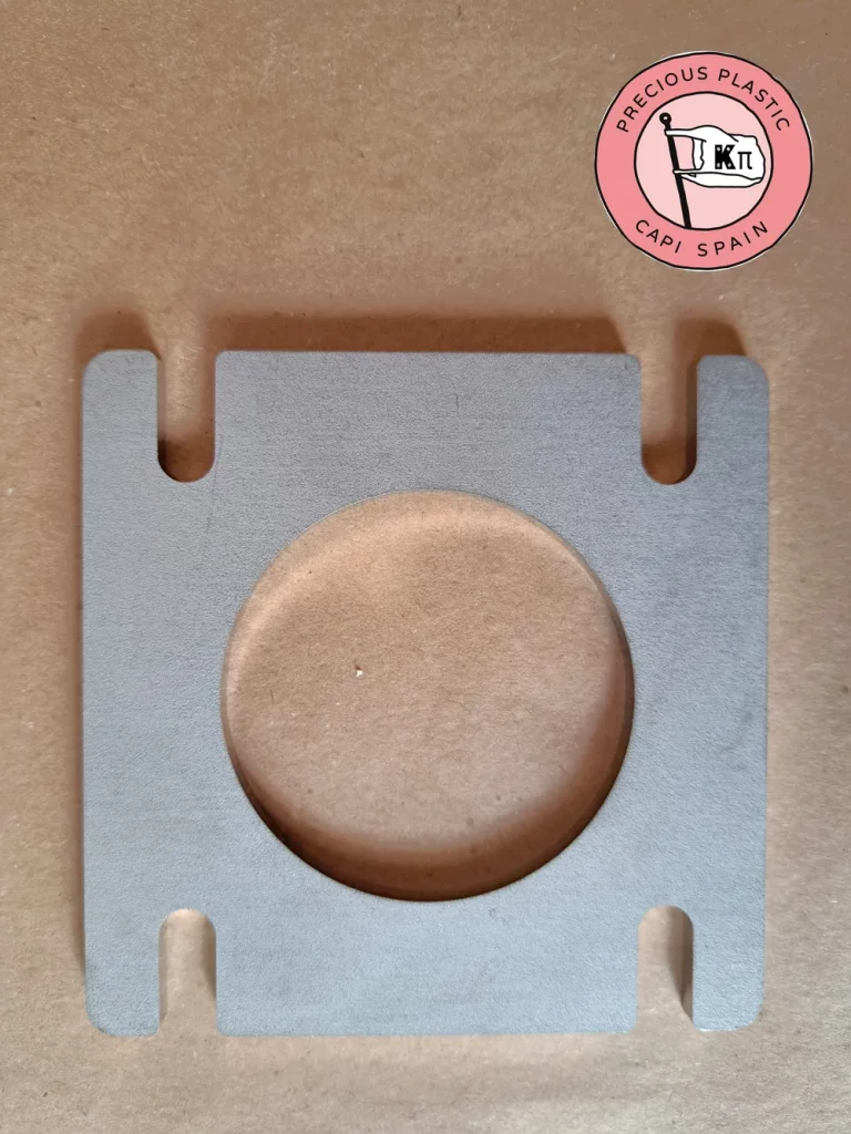 Stainless steel mini injection mould plate with a circle shape, from Precious Plastic Capi Spain's Mini Injection Moulds Series.