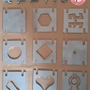 Conjunto de moldes de inyección para proyectos de reciclaje de plástico con una inyectora pequeña.
