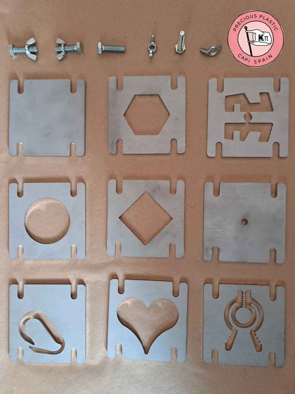 Conjunto de moldes de inyección para proyectos de reciclaje de plástico con una inyectora pequeña.