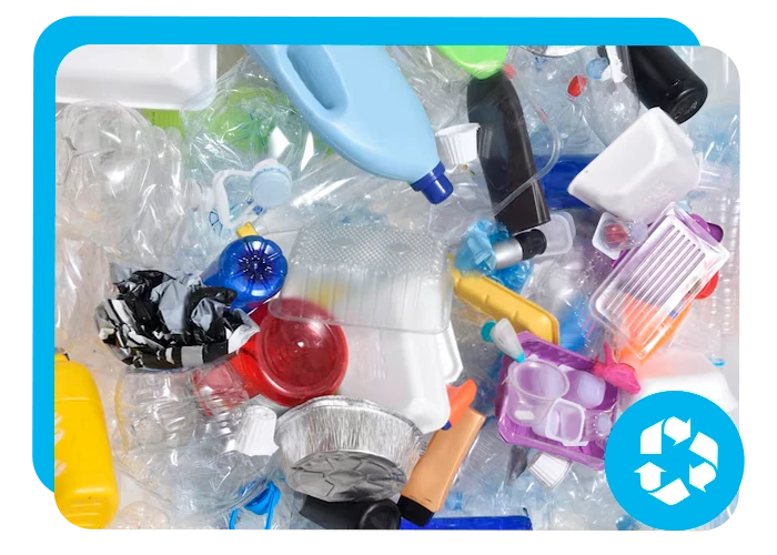 Acumulación de envases y botellas de plástico seleccionados para su reciclaje - Precious Plastic Capi Spain