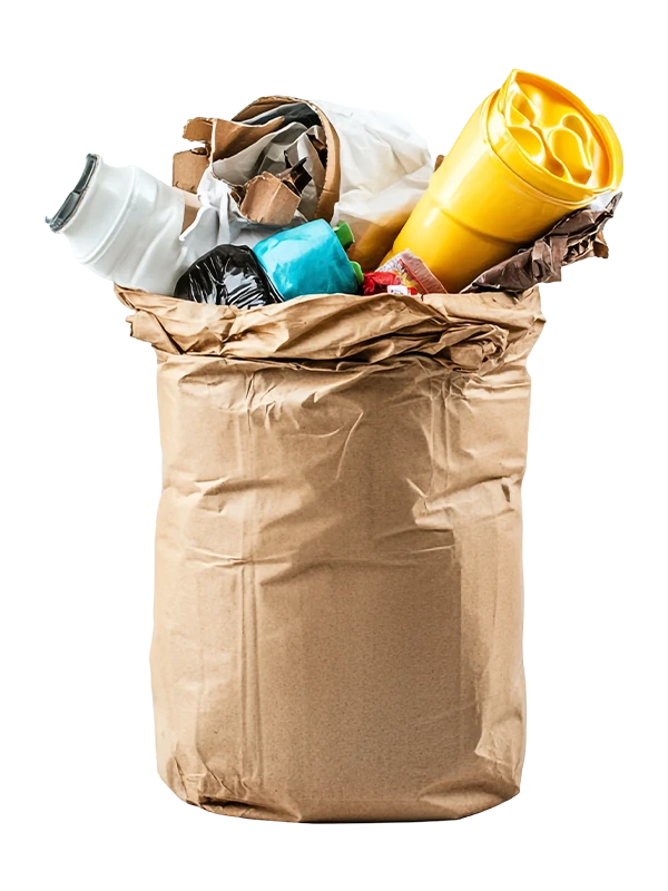 Acopio de residuos plásticos y de envases locales recogidos por el equipo de Precious Plastic Capi Spain, mostrados en una bolsa de papel para su clasificación