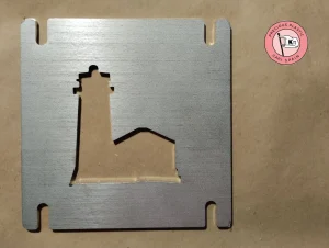 Plaque en acier inoxydable AISI 304 usinée avec la silhouette précise d'un phare pour moule d'injection 2D.