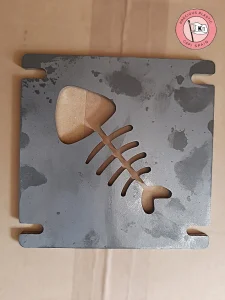Placa de acero mecanizada con la silueta precisa de un logotipo de espina de pescado para molde de inyección 2D.