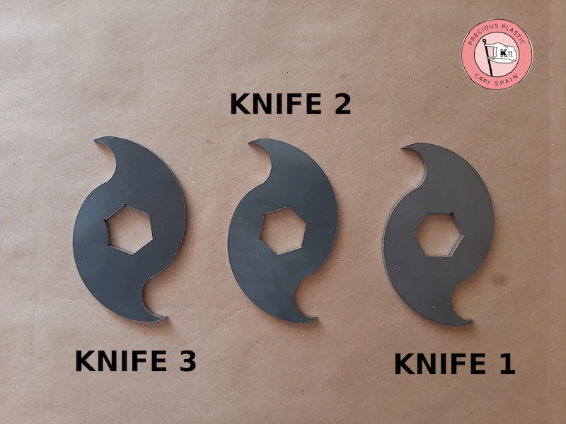 Los tres tipos de cuchillas rotativas de acero al carbono para la trituradora de Precious Plastic: 5 unidades tipo 1, 5 unidades tipo 2 y 4 unidades tipo 3.