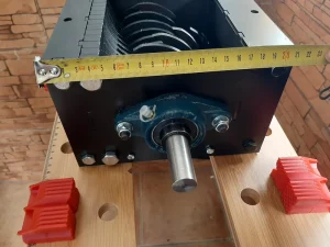 Mesure de la largeur du bloc assemblé du broyeur Precious Plastic V2.1 à l'aide d'un mètre ruban.