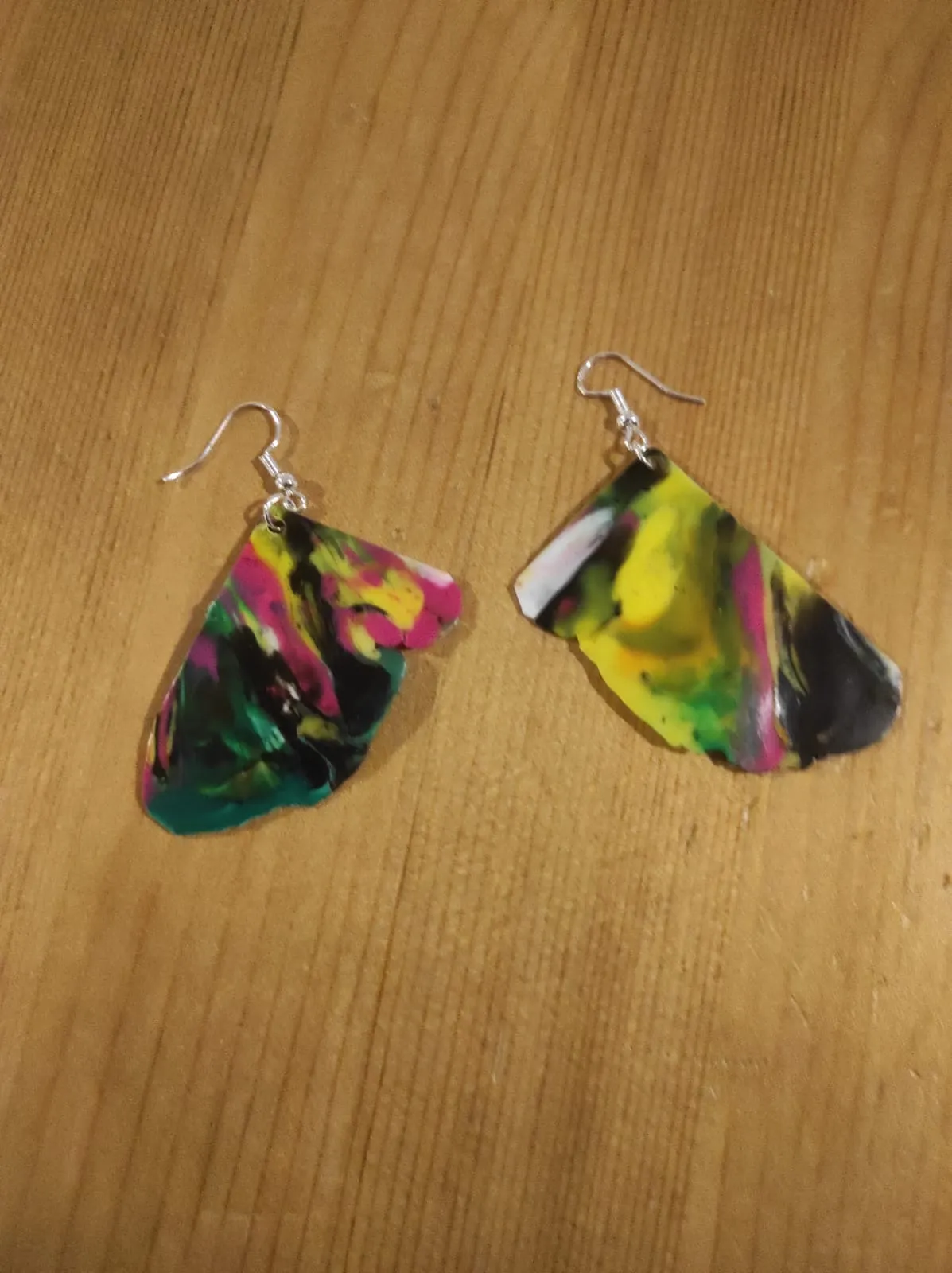 Pendientes artesanales con forma de ala de mariposa hechos de plástico reciclado multicolor, creados a partir de láminas del molde A4.