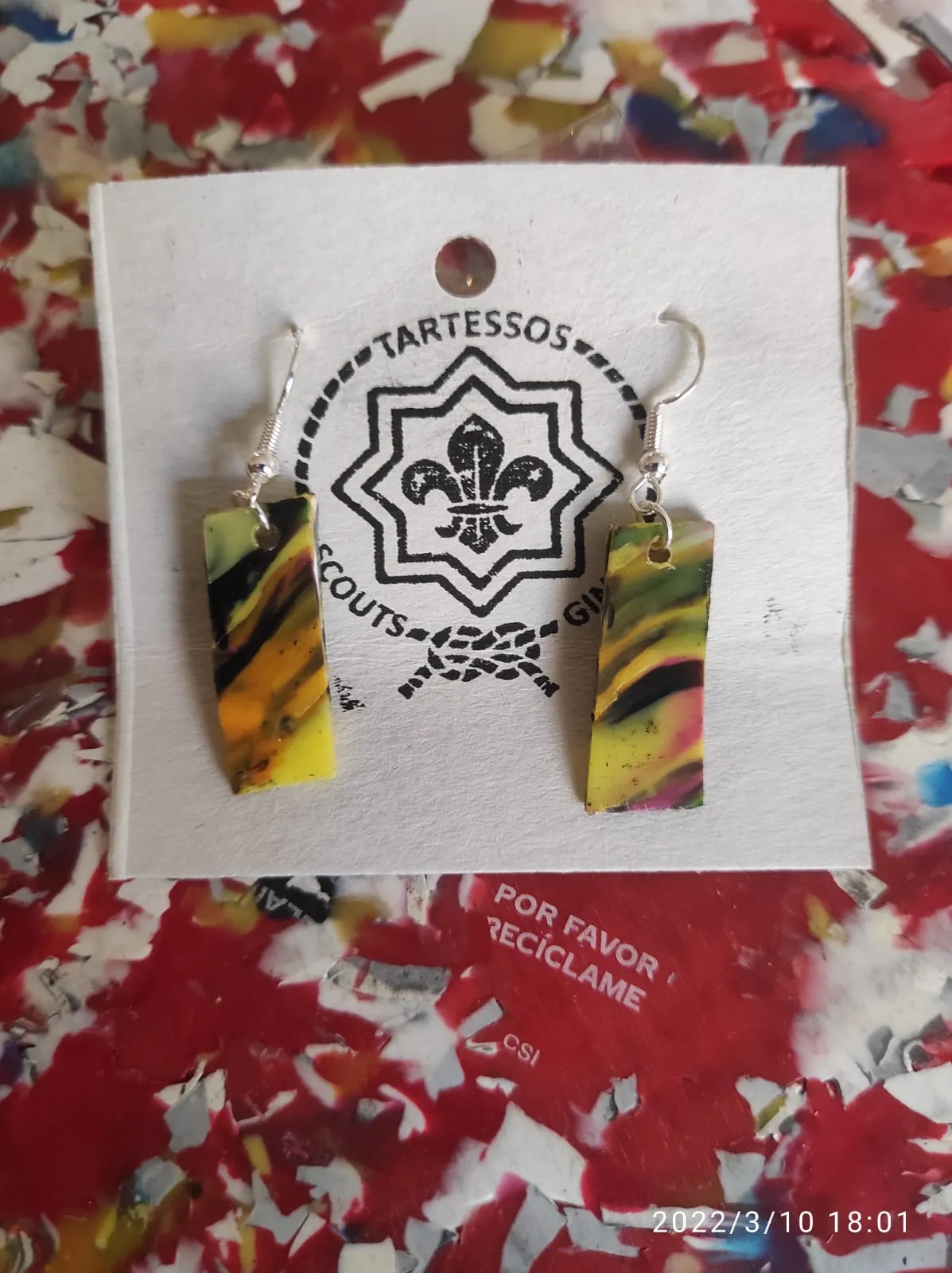Pendientes artesanales hechos con plástico reciclado veteado, fabricados a partir de una lámina del molde A4 Sheetpress.